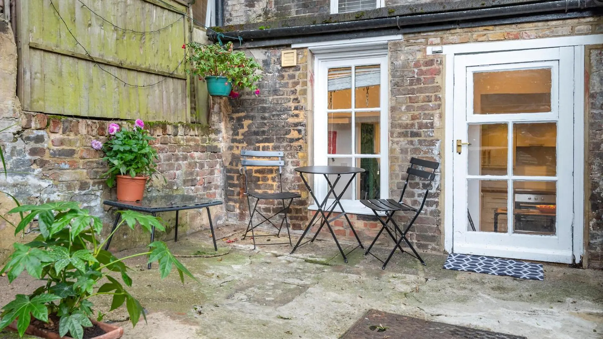 Chic 1-Bed Garden Flat, London, Convenient For Tower Bridge, Great Public Transport Apartment
