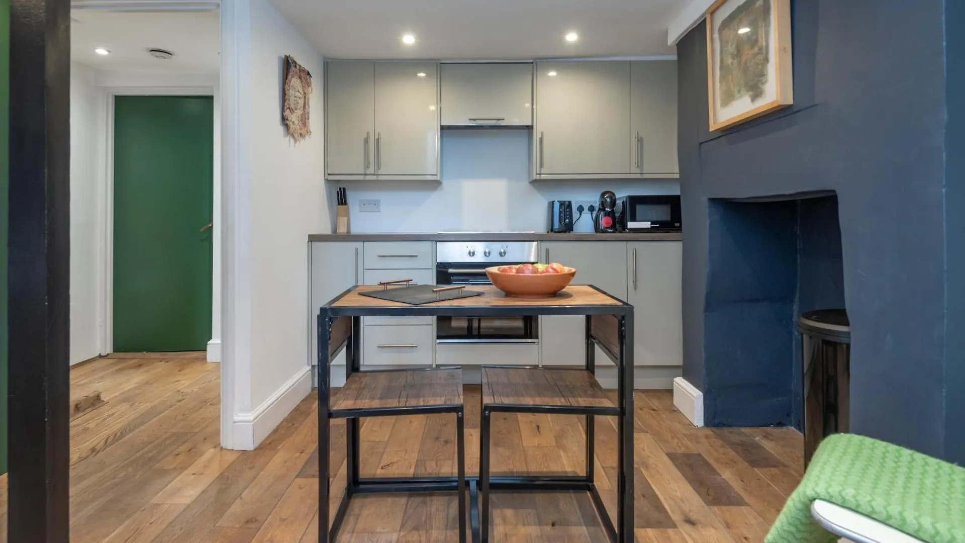 Chic 1-Bed Garden Flat, London, Convenient For Tower Bridge, Great Public Transport Apartment